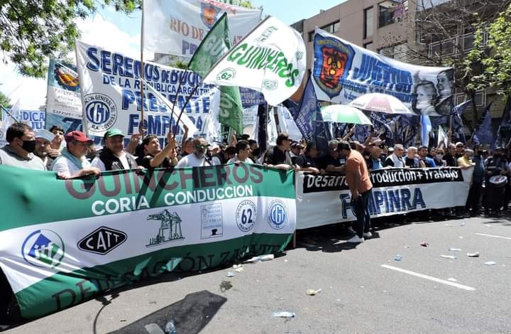 CronicaSindicaL's tweet photo. #CGTRA #CORRIENTEFEDERAL #FRESIMONA Multitudinaria "Marcha por el Trabajo, la Producción y el Desarrollo" conmemoró este lunes 18/10 el DIA de la LEALTAD PERONISTA gestado el 17 de Octubre de 1945.
@SanidadArg @CFTArgentina @CATT_Prensa @FeMPINRA
https://t.co/tk1NCnJftl https://t.co/S56PBVBsMS