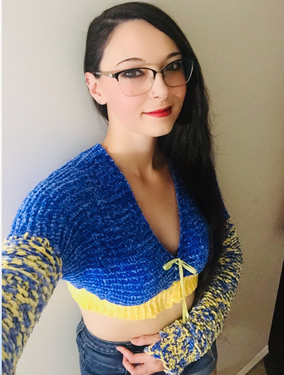 mal_mistress's tweet photo. Live now on #twitch to start my first ever day of #theouterworlds (Okay so this is not a costume but I just really wanted to wear my new sweater thing I made lol break day for #cosplay ) #twitchstreamer #twitchgirls #vaulttec #vaultgirl https://t.co/sJsnVTZSds