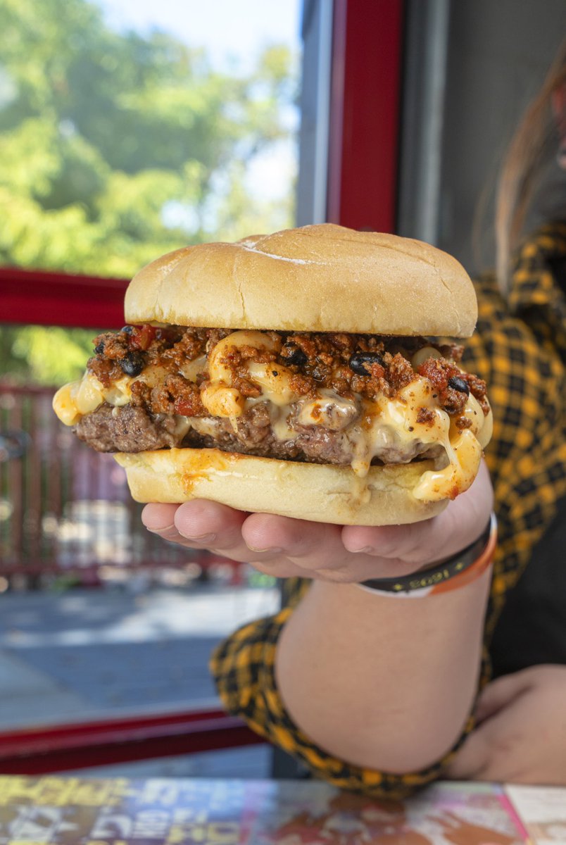 MAC ATTACK: Return of the Mac. Sounds like a great B movie to us.

The best thing about the seasons changing is falling back in love with old favorites, like this bad boy covered in gooey mac &amp; cheese + spicy chili 🤩