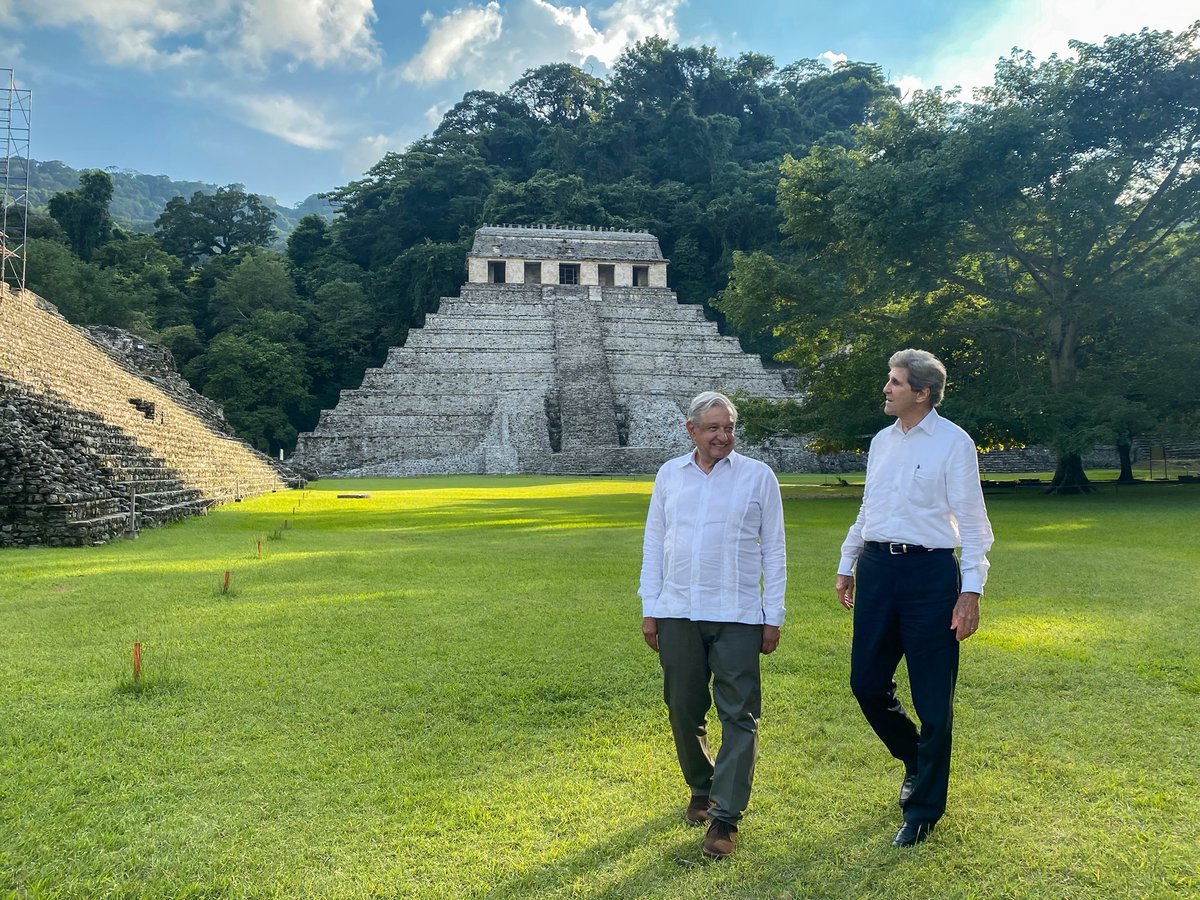 lopezobrador_'s tweet photo. Con John Kerry en Palenque. https://t.co/8SI26tQnkp