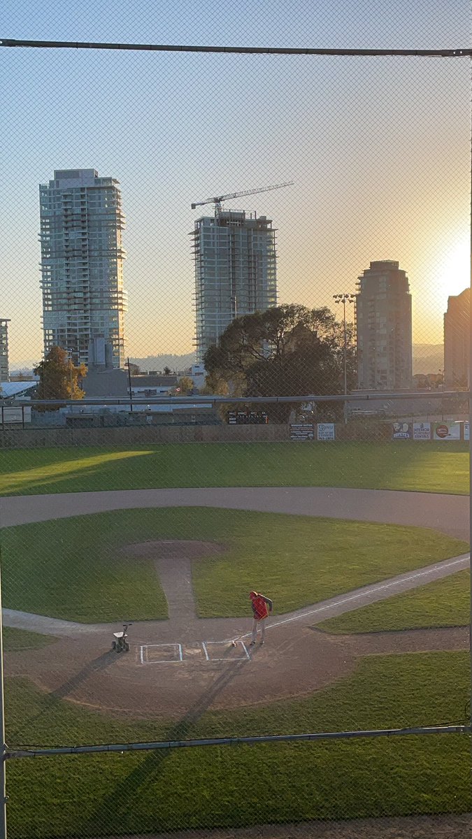 YotesBaseball's tweet photo. Beautiful fall night for a World Series game. https://t.co/wuWk997J2r
