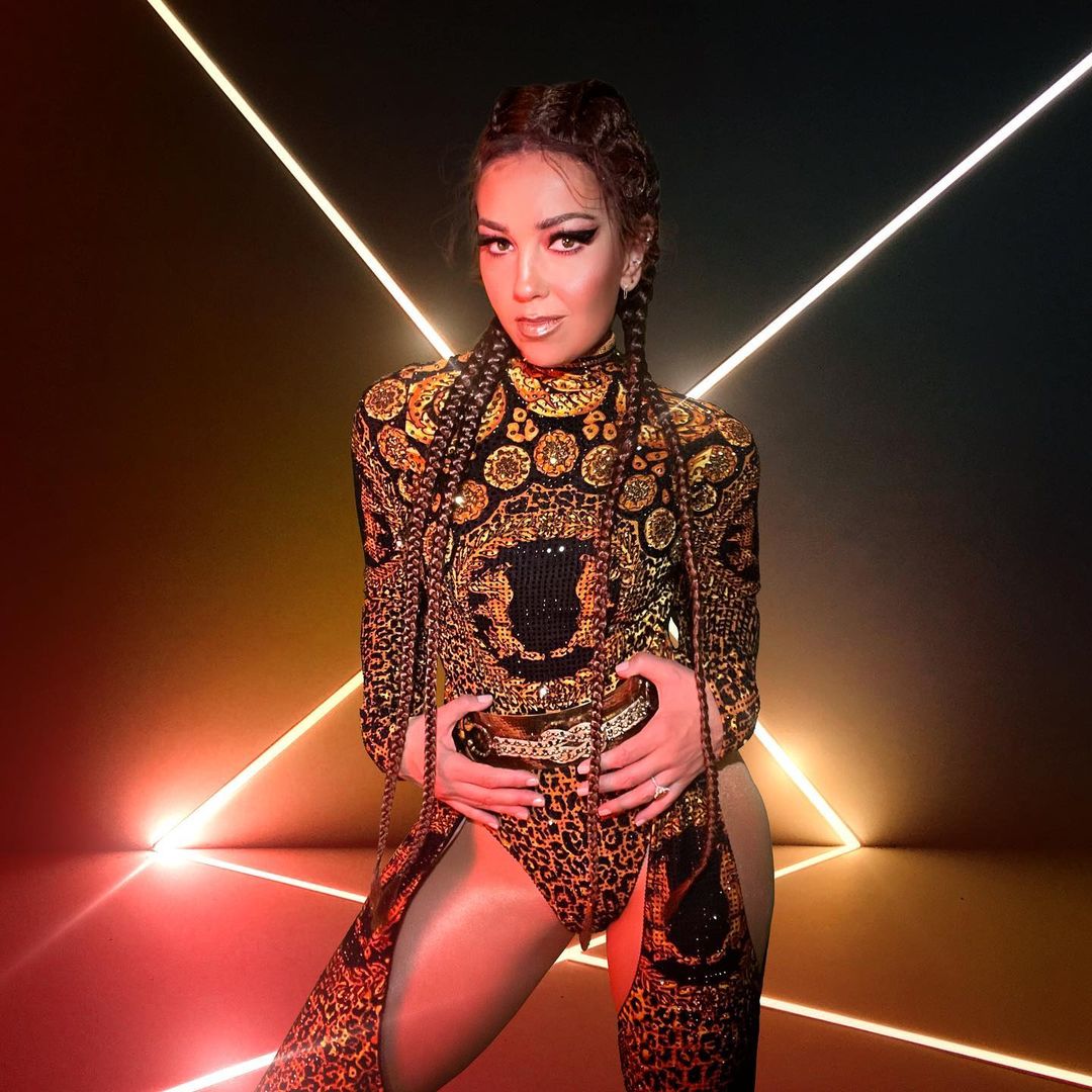carlitosthalia2's tweet image. “Ahora vivo mi vida, acostada en la arena. El sol me calienta, me pone morena”. Empezando la semana con una actitud positiva, empoderada. Preparada para vencer todos los retos. Bellezas, recuerden que el video lírico de #NoTeVi ft. @maffio está disponible ya en mi canal @thalia