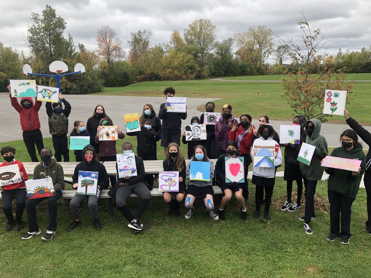 CcSamuelGenest's tweet photo. Merci aux élèves du cours de français 11e année de Mme Beaudoin d'avoir organisé ces jumelages avec les élèves des cours d'arts du pavillon qui misaient sur le bien-être dont la peinture à relai et la peinture musicale 🖌 #SAMfamille https://t.co/eT00Htdxqq