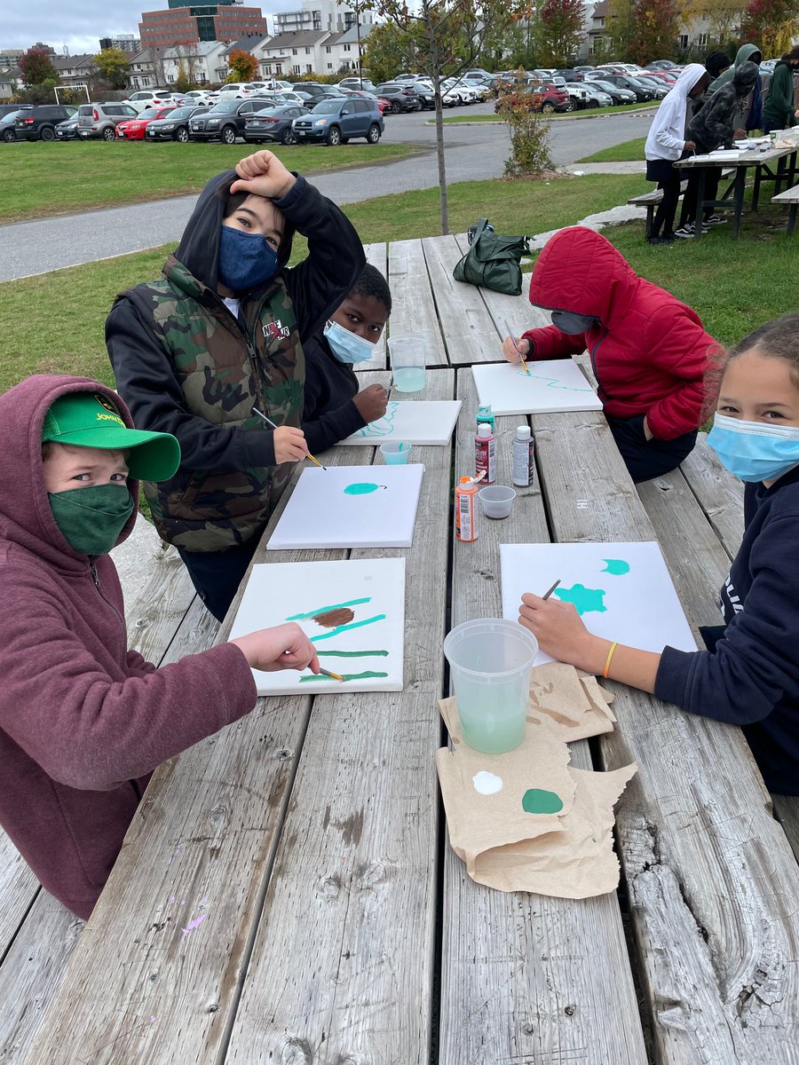 CcSamuelGenest's tweet photo. Merci aux élèves du cours de français 11e année de Mme Beaudoin d'avoir organisé ces jumelages avec les élèves des cours d'arts du pavillon qui misaient sur le bien-être dont la peinture à relai et la peinture musicale 🖌 #SAMfamille https://t.co/eT00Htdxqq