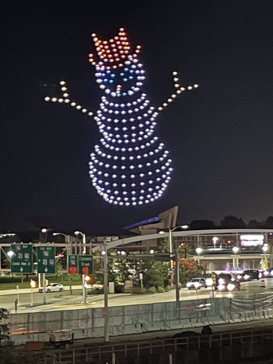 MKEteig's tweet photo. I swear I just saw a 300 foot snowman above Summerfest. https://t.co/ZlkKlEUW9c