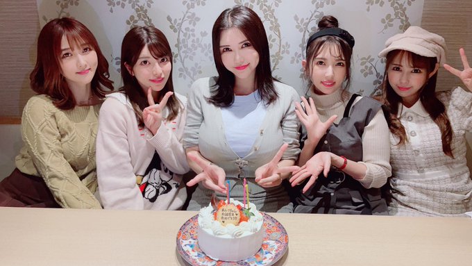 4 pic. しゃぶしゃぶで誕生日お祝いしてもらったよ?❤️
涙が出るほど笑った✨✨
あっという間！
嬉しかった???
みんないつもありがとう❤️ https://t.co/Ru7HomioGU