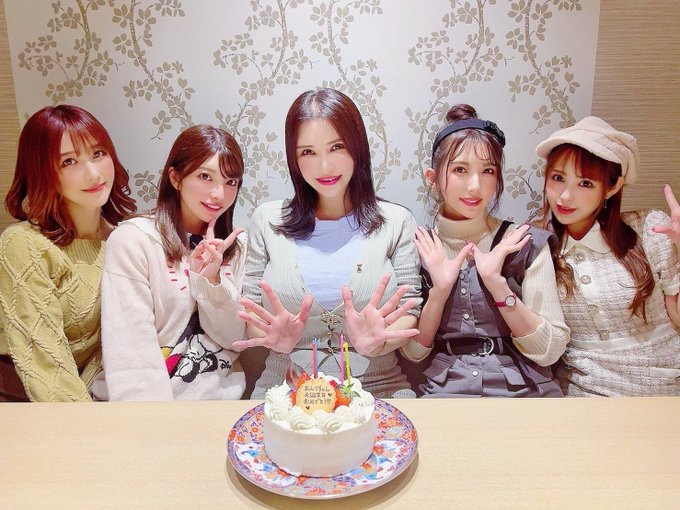 1 pic. しゃぶしゃぶで誕生日お祝いしてもらったよ?❤️
涙が出るほど笑った✨✨
あっという間！
嬉しかった???
みんないつもありがとう❤️ https://t.co/Ru7HomioGU