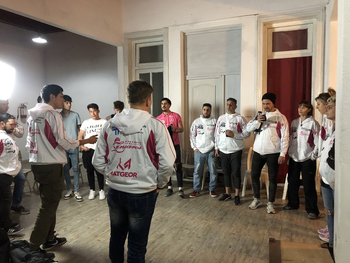 Móviles emotivos pero cargados de una energía maravillosa y una fuerza brutal. 
Así ensayó <a href="/zingarosoficial/">Zingaros</a> con la dirección de Gastón Sosa, hijo del gran Pinocho que por primera vez dio una entrevista como responsable del conjunto. 
<a href="/AldoMartiinez/">Aldo Martínez</a>