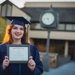 RKFDPROMISE's tweet image. Congrats to recent RVC Promise grad  Hayley! Her mentor @kristina_reuber helped her organize a photo shoot with her family to celebrate! Thank you mentors for all you do!!!! @RPS205 @CityofRockford @tmcrkfd @rvcgoldeneagles