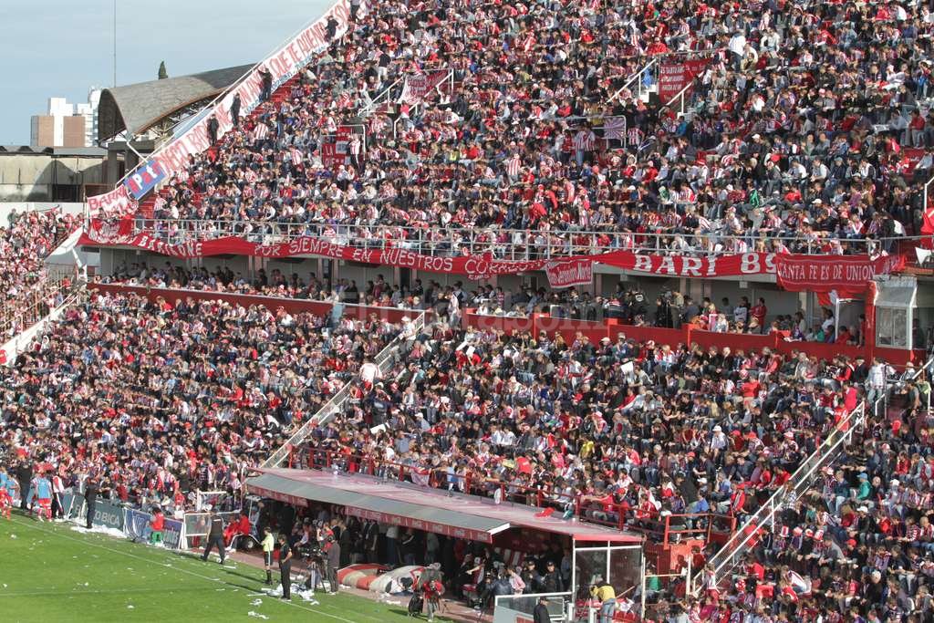 SFRojiblanca's tweet photo. Sigue sin haber respuestas ante la solicitud de que vuelvan las banderas y elementos de percusión a las canchas en la Provincia de Santa Fe
Seguimos con la medida absurda 
#LasBanderasNoMatan https://t.co/LNVsp4IVgc