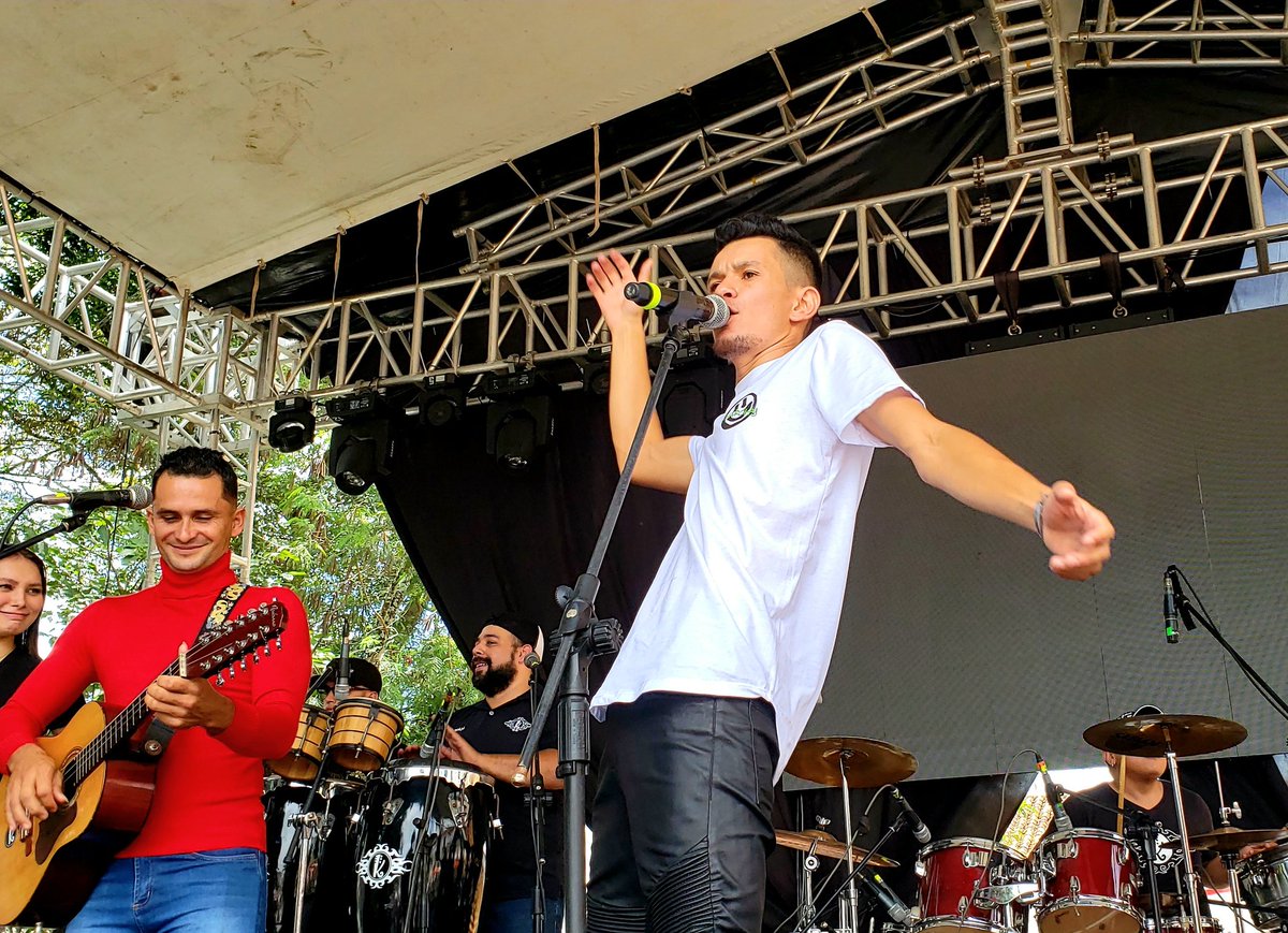 LosKRamones's tweet photo. El cariño y la energía de nuestra gente de Barichara Santander ❤️ Nos hace cada vez más felices 😍 Gracias por recibirnos siempre como el primer día 💥🙏
#LosKRamones #BailaCarranga #Akramoniar #ElKRamon #Guevarita #ElMagoDelRequinto #LuchiniSuarez #TocaEstudios https://t.co/PO1bcpLE7y