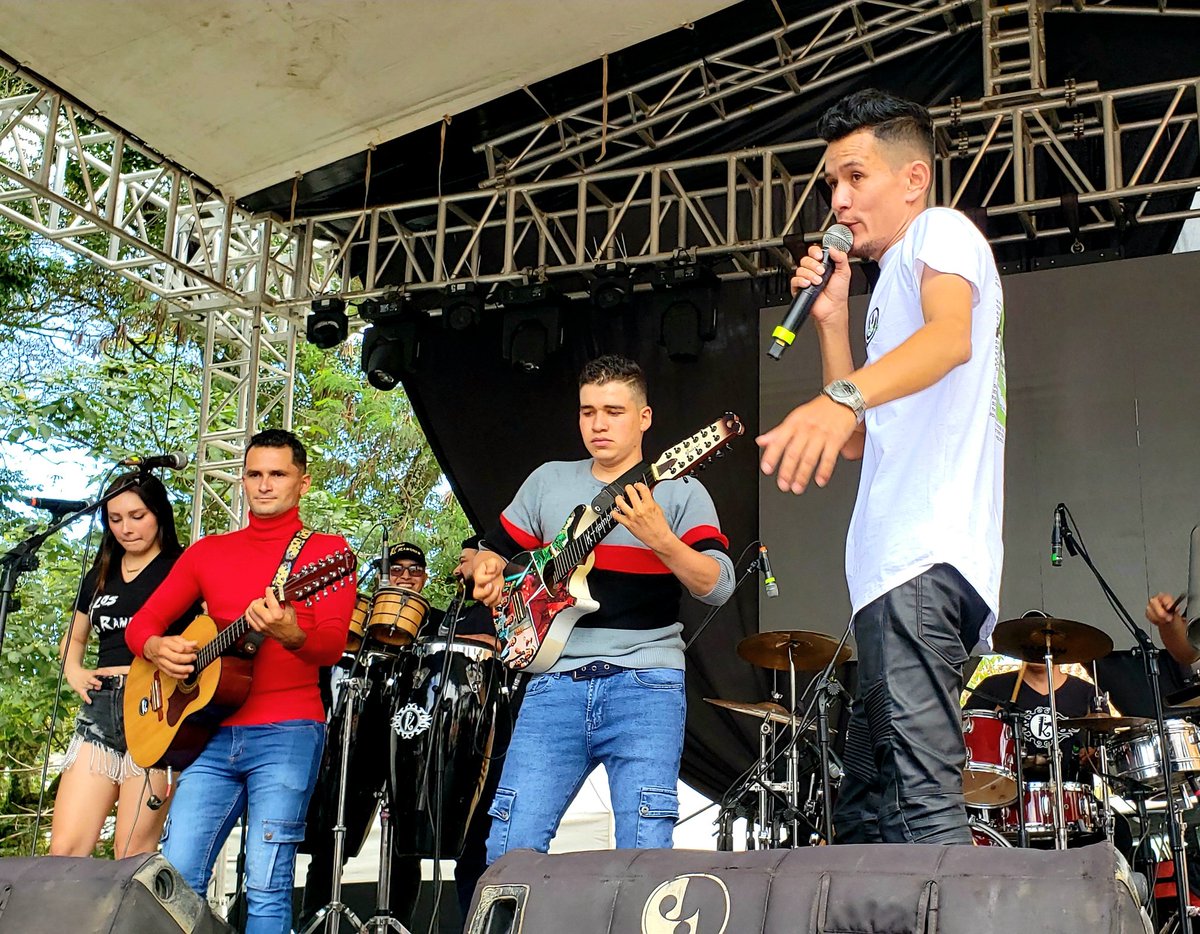 LosKRamones's tweet photo. El cariño y la energía de nuestra gente de Barichara Santander ❤️ Nos hace cada vez más felices 😍 Gracias por recibirnos siempre como el primer día 💥🙏
#LosKRamones #BailaCarranga #Akramoniar #ElKRamon #Guevarita #ElMagoDelRequinto #LuchiniSuarez #TocaEstudios https://t.co/PO1bcpLE7y
