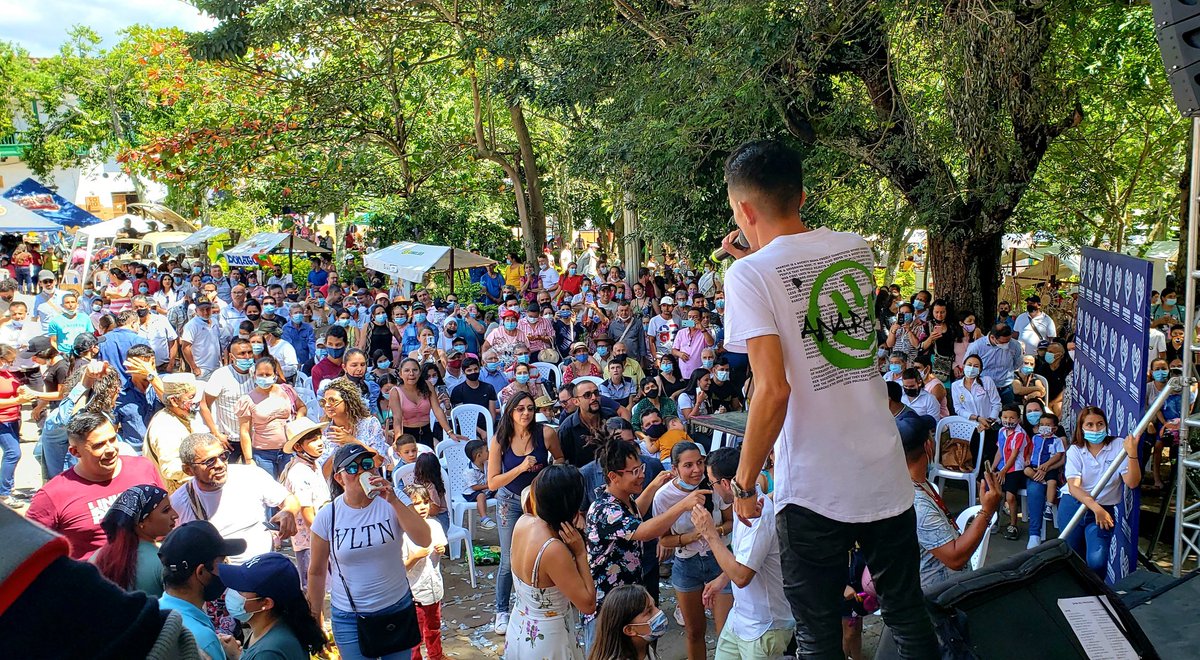 LosKRamones's tweet photo. El cariño y la energía de nuestra gente de Barichara Santander ❤️ Nos hace cada vez más felices 😍 Gracias por recibirnos siempre como el primer día 💥🙏
#LosKRamones #BailaCarranga #Akramoniar #ElKRamon #Guevarita #ElMagoDelRequinto #LuchiniSuarez #TocaEstudios https://t.co/PO1bcpLE7y