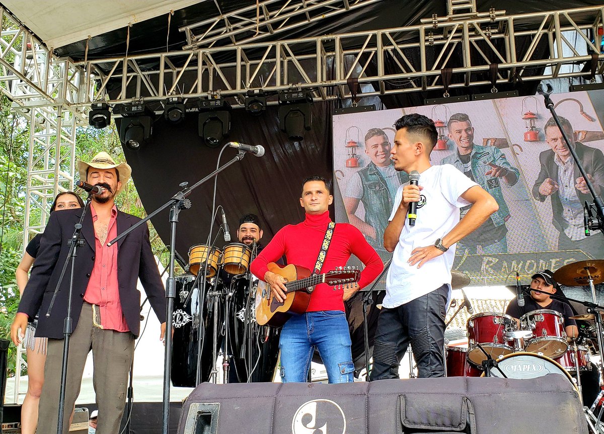 LosKRamones's tweet photo. El cariño y la energía de nuestra gente de Barichara Santander ❤️ Nos hace cada vez más felices 😍 Gracias por recibirnos siempre como el primer día 💥🙏
#LosKRamones #BailaCarranga #Akramoniar #ElKRamon #Guevarita #ElMagoDelRequinto #LuchiniSuarez #TocaEstudios https://t.co/PO1bcpLE7y