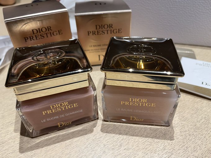2 pic. いつめんに貰ったプレゼント??
Diorのゴマージュとメイク落とし?
これめっっちゃいい化粧品です✨
新作のCHANELのストール?
今年の冬は心も暖かくなる予感しかない?

My all-time
