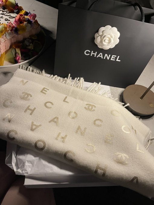 3 pic. いつめんに貰ったプレゼント??
Diorのゴマージュとメイク落とし?
これめっっちゃいい化粧品です✨
新作のCHANELのストール?
今年の冬は心も暖かくなる予感しかない?

My all-time