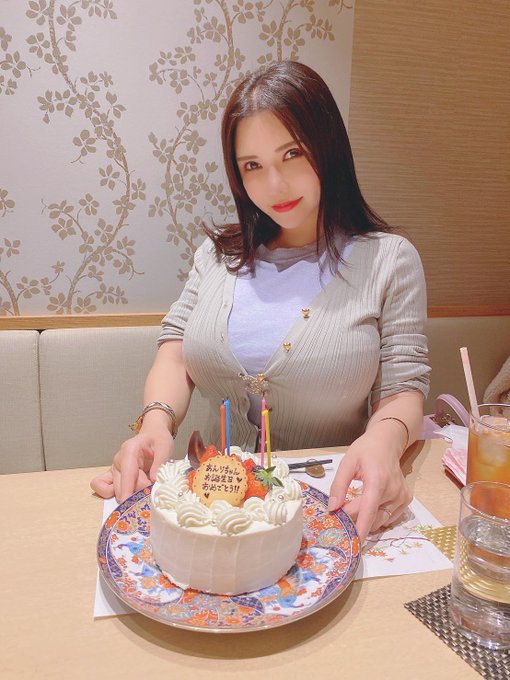 4 pic. いつめんに貰ったプレゼント??
Diorのゴマージュとメイク落とし?
これめっっちゃいい化粧品です✨
新作のCHANELのストール?
今年の冬は心も暖かくなる予感しかない?

My all-time