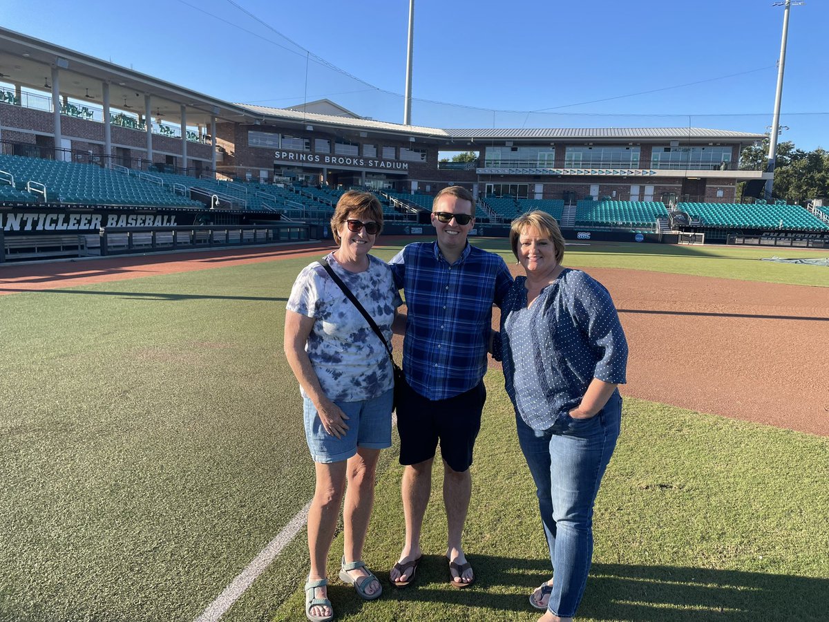michaeltbenson's tweet photo. Reunion at the Beach with #EKU Colonel Colleagues. So much fun reminiscing about old times and showing Jeremy, Lisa, and Dreidre @CCUChanticleers https://t.co/VWdKiBV2GT