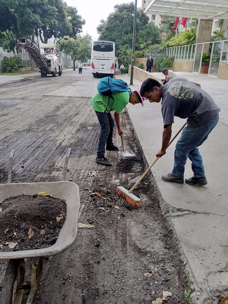ZulimarPedrozaB's tweet photo. Vecinos, así avanzan los trabajos de retiro del manto asfáltico en las Urbs. Sebucán y Sta. Eduvigis de la Pqa. #LeoncioMartínez. Gracias a nuestro Alcalde  @JoseVRangelA estamos activos con el Plan Caracas Patriota, Bella y Segura.
 ¡Vamos por más porque tenemos con qué! https://t.co/T6icPAc0Ck