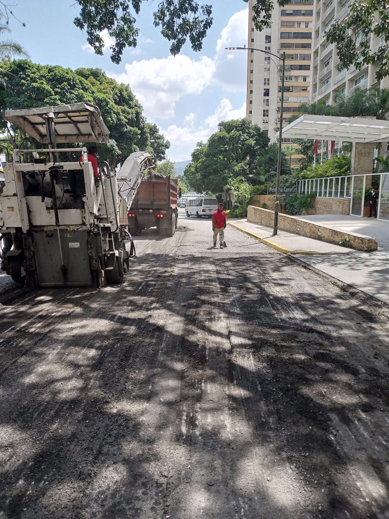 ZulimarPedrozaB's tweet photo. Vecinos, así avanzan los trabajos de retiro del manto asfáltico en las Urbs. Sebucán y Sta. Eduvigis de la Pqa. #LeoncioMartínez. Gracias a nuestro Alcalde  @JoseVRangelA estamos activos con el Plan Caracas Patriota, Bella y Segura.
 ¡Vamos por más porque tenemos con qué! https://t.co/T6icPAc0Ck