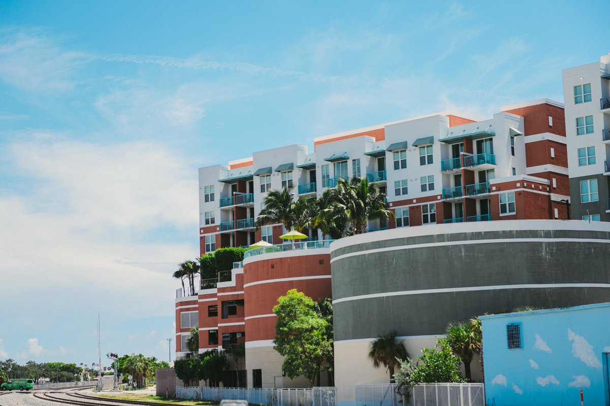 FlaglerVoice's tweet photo. Happy Monday Flagler Village! We love seeing the fall weather come in. Nothing but blue skies and a nice, cool breeze today. Enjoy this cooler weather, Flagler!
.
.
.
#flagler #flaglervillage #ftl #downtown #fall #fallfloridaweather https://t.co/z9tEbsQUZI