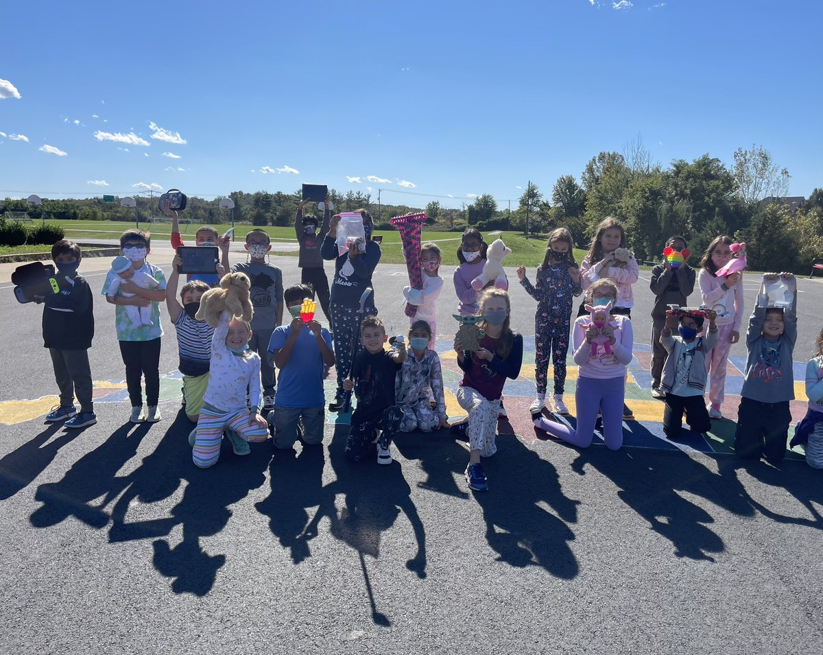 miss_nicholson3's tweet photo. We had so much fun celebrating 10 big bucks today with show and tell! https://t.co/dmjKcmDLbk