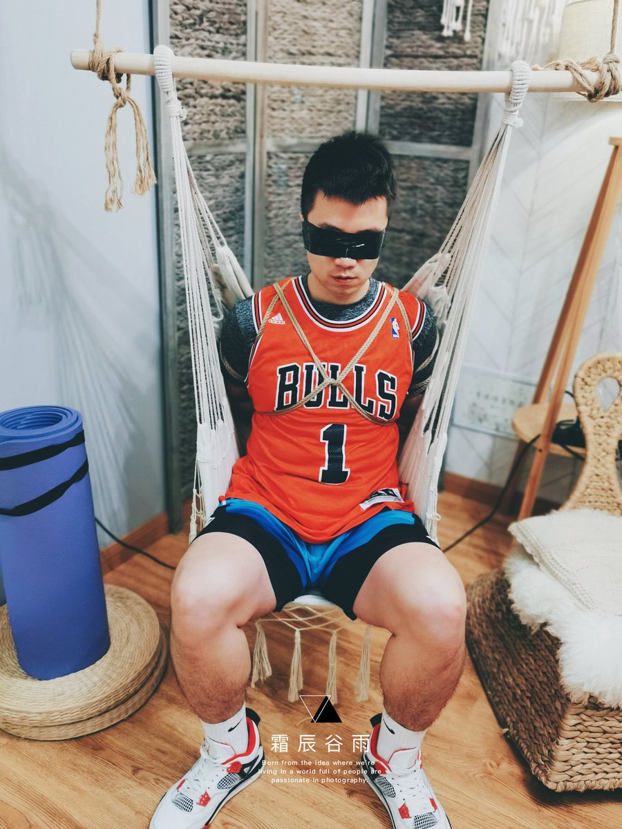 SCGY1223's tweet photo. 高壮的研究生小哥，戴上了口球后
我：怎么样？
研究生小哥：呜呜呜………
我：你想说啥？我听不到呢（手伸向了小哥的乳头和裆部）
研究生小哥：呜…呜…呜… https://t.co/tqxWa7dnko