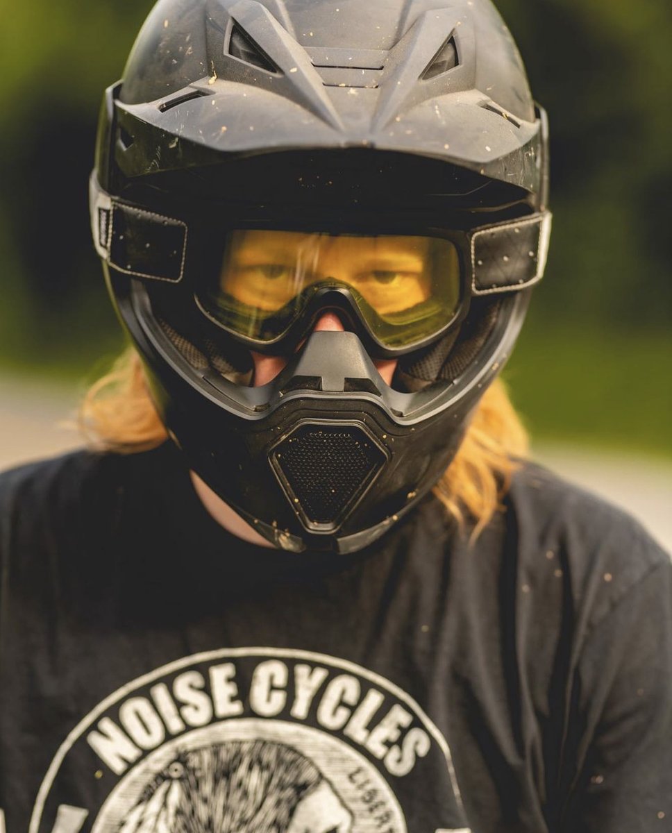 Ready, steady, ride.

Featured Gear: Airflite helmet w/Airflite Visor
•
•
📸 : @nevercryshitwolf #icon1000 #onepossiblefuture #Airflite #AirfliteVisor #iconhelmet #motohelmet