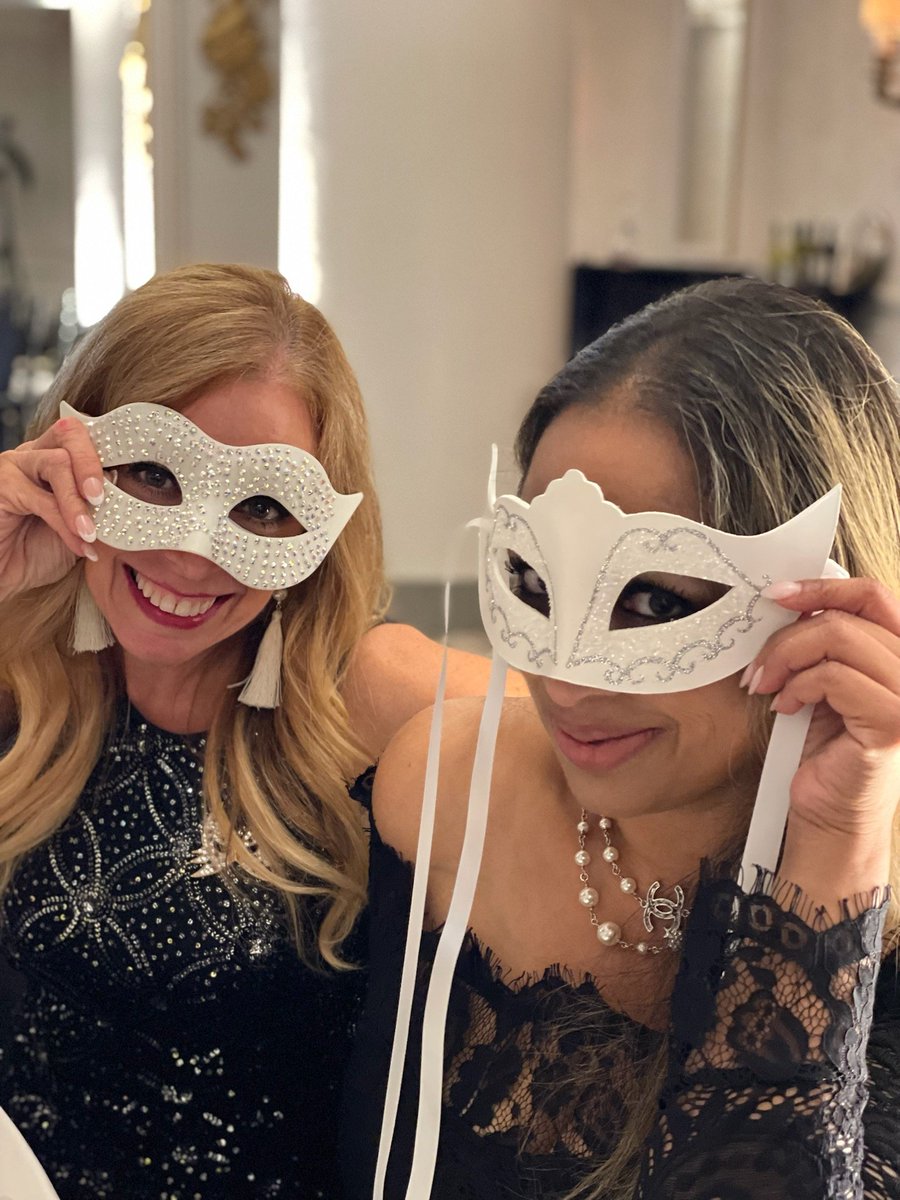SheilaShowPHL's tweet photo. A month ago already -attended @ThePhillyPops 8th annual #POPSBall ๐ผ๐ถ #BlackandWhiteBall w/ guest artist vocalist ๐ @LizGoesOn & artistic director for #jazz, trumpet ๐บ player @TerellStafford.
#flashbackpics #MondayVibes
#artsandculture #entertainment #educationprograms
#music https://t.co/xILrsOaWzT