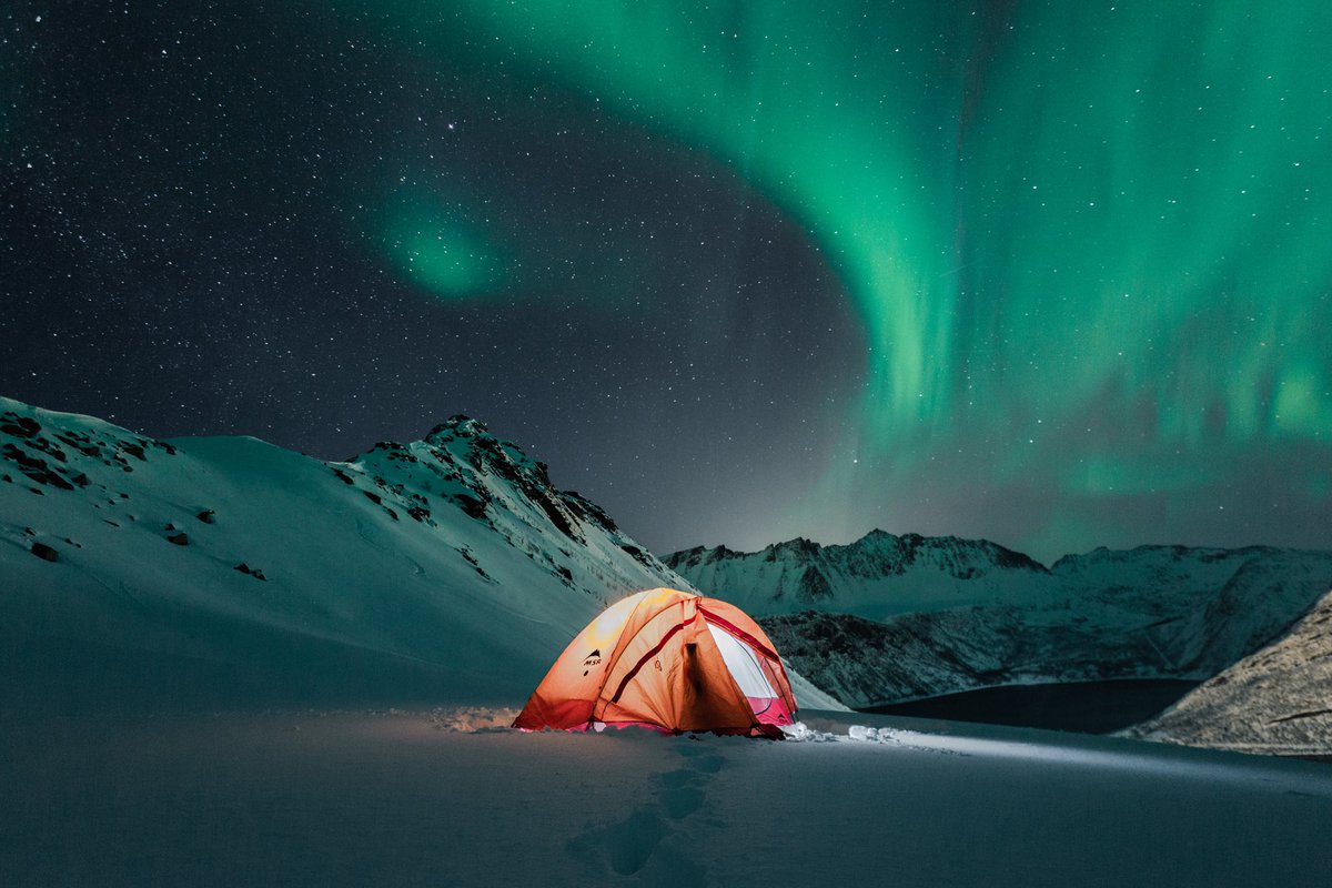 ElliotHawkey's tweet photo. On a cold winters night above the arctic circle https://t.co/6pHaRV2gE5