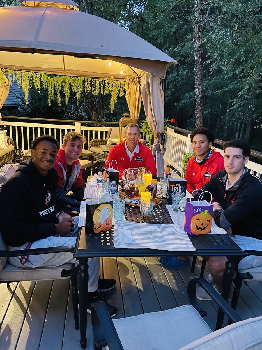 Scott_AbellFB's tweet photo. QB dinner with ⁦@elijahburrell_⁩ @Louis_Colosimo⁩ @QB_ClassOf2021⁩ ⁦@lucasdurkin10⁩ Big thank you to our biggest fan for the amazing food ⁦@crissieabell1⁩ https://t.co/kyXotJwCsq