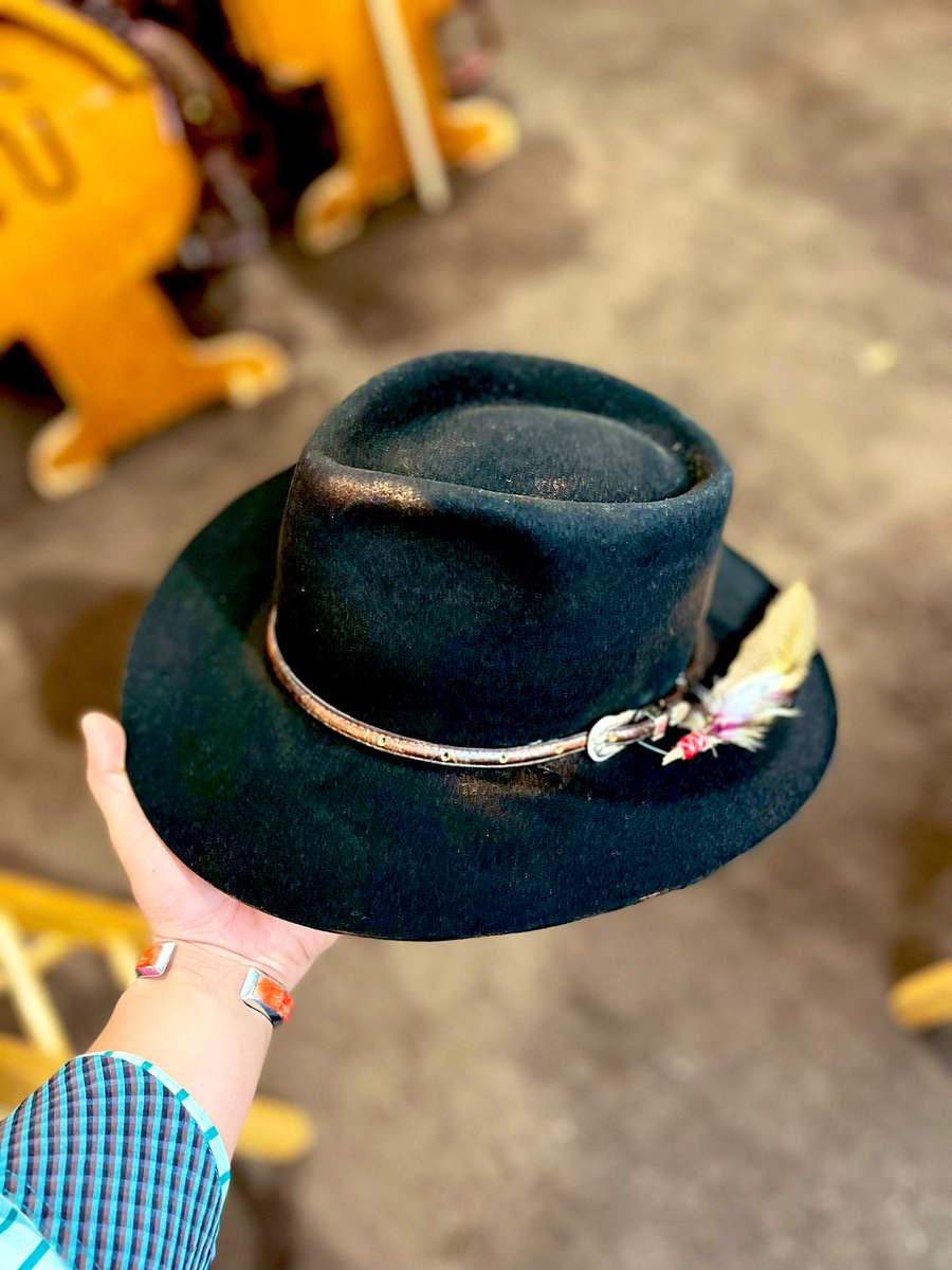 raulagarcia7's tweet photo. Shaping Hats for the people. 🤝
Drip different. #fashionlid #handshaped https://t.co/chhuR4VawO