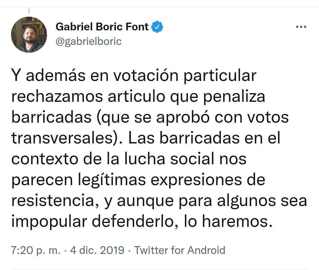 DocJorgeAcosta's tweet photo. Hay razones potentes para no creerle a @gabrielboric cuando dice que “la violencia y la destrucción no será su camino” (en negro).

La más potente de aquellas, la entrega el propio @gabrielboric de hace 2 años atrás (en blanco).

¿Dirá, de nuevo, que aprendió de sus errores? https://t.co/gC6YyNVLiH