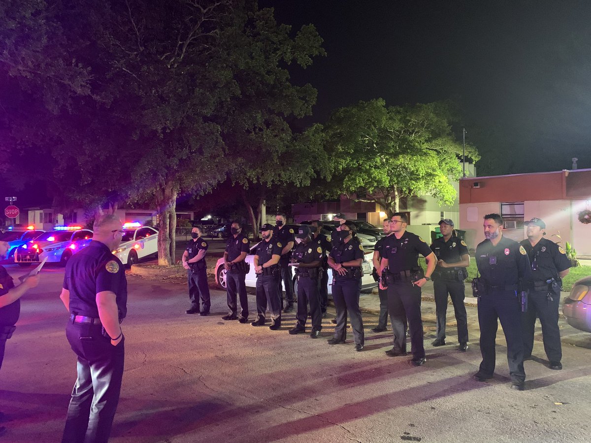 MGabrielMPD's tweet photo. @MiamiPDβs North District midnight officers are ready to protect & serve all who live, work, and visit @CityofMiami. #CommunityRollCall #communitypolicing @CButlermpd @MAbreuMPD @CommanderMitch1 @TCarrollMPD https://t.co/OFanQg8SDp