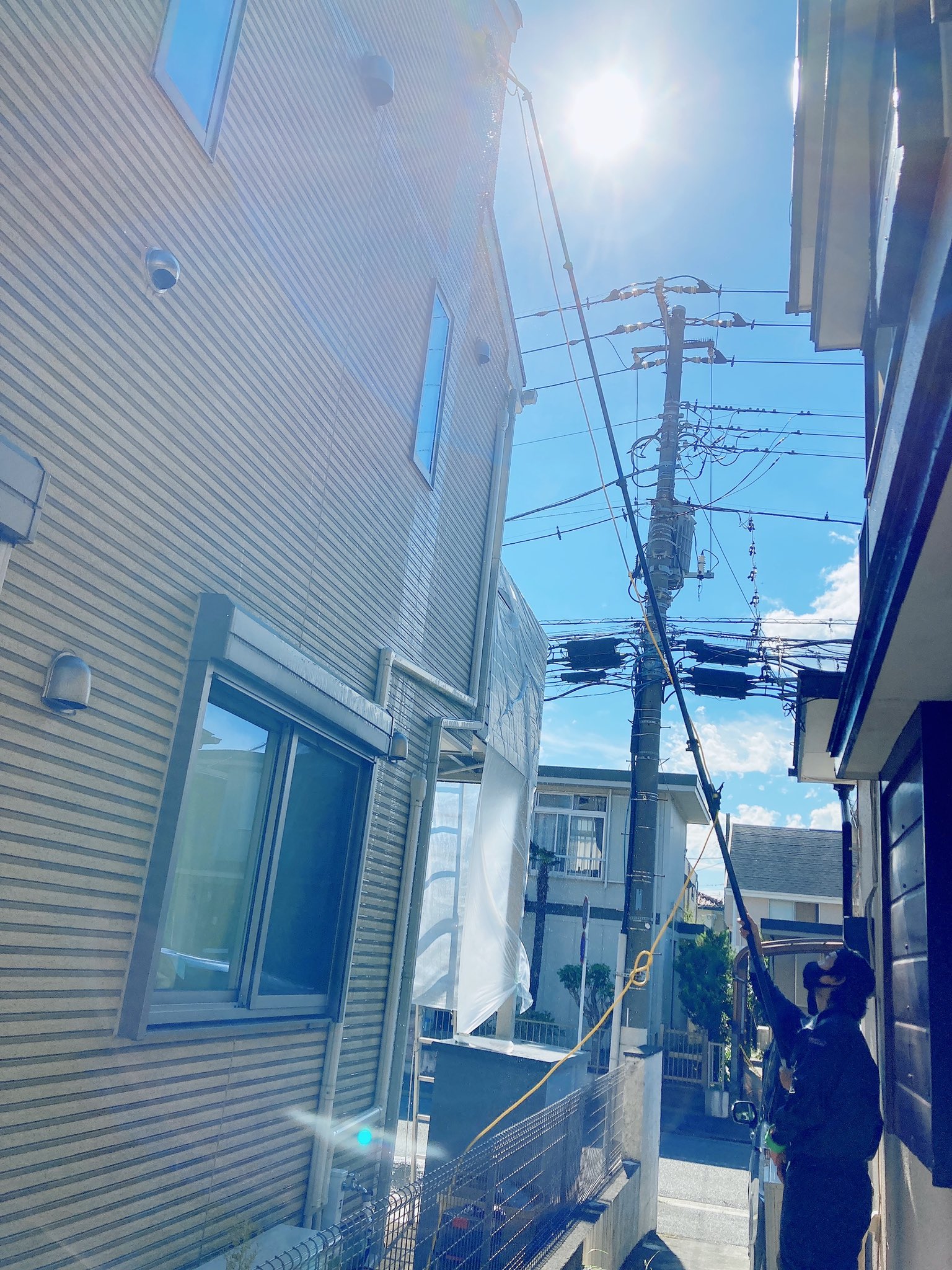 キラッとハウス Good Morning 昨日の外壁洗浄の様子です 足場代だけでかなり高くなってしまう外壁 キラッとハウスでは 足場を組まなくてもお掃除できる ピュアウォーターシステムを導入しています 天気が良いお陰で凄く映えてますね 笑 キラッ