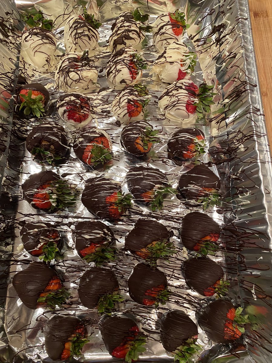 MelisaMorgan22's tweet photo. Sunday Crab-leg/Seafood boil.
Dessert… My infamous Chocolate Dipped Strawberries 🍓
#seafood #funeating #crabboil #melisamorgan #cooking https://t.co/aFIUgthcBP