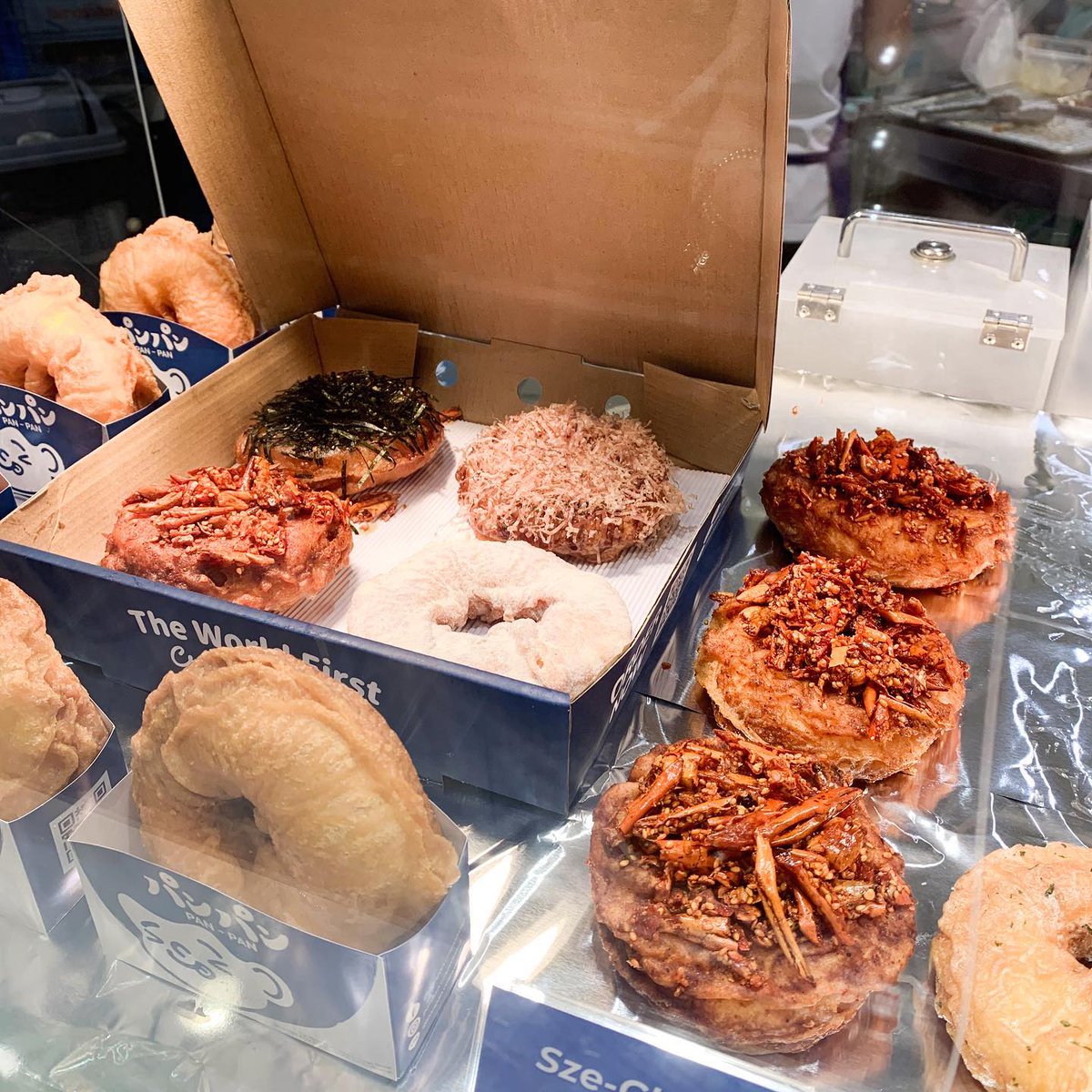 vivisummermode's tweet photo. ˚🧁〰Pan-Pan Crispy Donut เค้าขายโดนัทเทมปุระ เค้าให้ลองชิมรู้ตัวอีกทีจัดมา 4 ชิ้น ฮ่าๆใจง่ายซะงั้น โดนัทกรอบนอกแต่ข้างในนุ่มมาก มันมีความเข้ากันแบบบอกไม่ถูกโดยเฉพาะรสทาโกะยากิ ข้างนอกเค็มๆนัวๆข้างในหวานแป้งพอเคี้ยวรวมนี่อร่อยมาก แนะนำให้ลองเลยแปลกใหม่แต่กินเพลิน @aroii @Kin24hrs https://t.co/V0vfEEJxfN