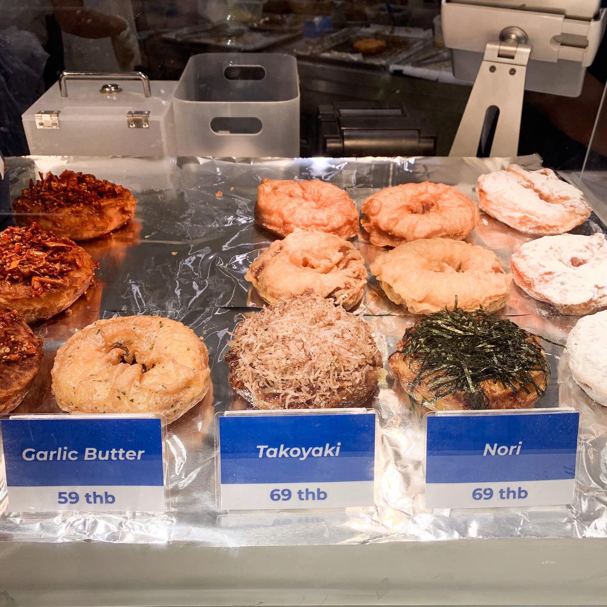 vivisummermode's tweet photo. ˚🧁〰Pan-Pan Crispy Donut เค้าขายโดนัทเทมปุระ เค้าให้ลองชิมรู้ตัวอีกทีจัดมา 4 ชิ้น ฮ่าๆใจง่ายซะงั้น โดนัทกรอบนอกแต่ข้างในนุ่มมาก มันมีความเข้ากันแบบบอกไม่ถูกโดยเฉพาะรสทาโกะยากิ ข้างนอกเค็มๆนัวๆข้างในหวานแป้งพอเคี้ยวรวมนี่อร่อยมาก แนะนำให้ลองเลยแปลกใหม่แต่กินเพลิน @aroii @Kin24hrs https://t.co/V0vfEEJxfN
