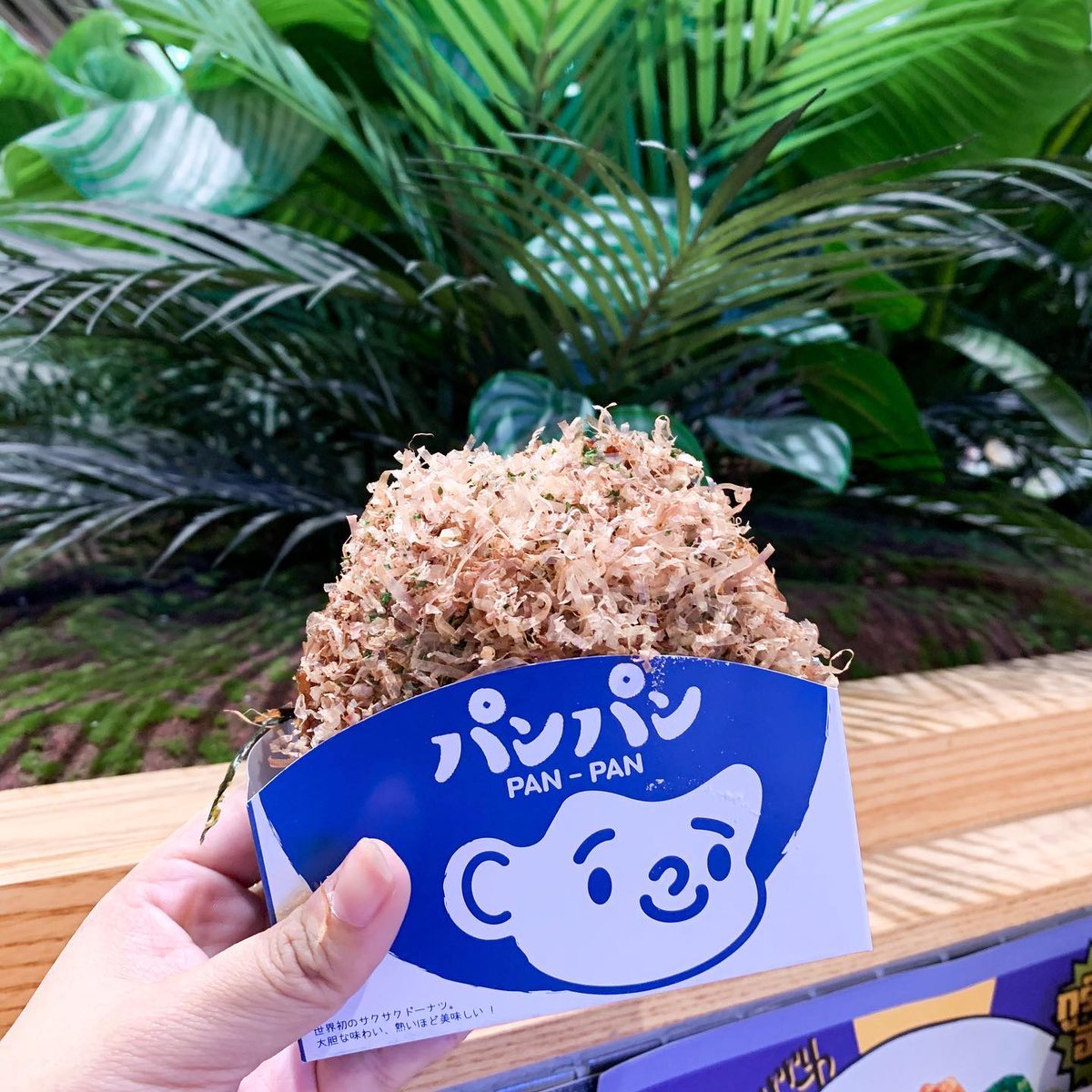 vivisummermode's tweet photo. ˚🧁〰Pan-Pan Crispy Donut เค้าขายโดนัทเทมปุระ เค้าให้ลองชิมรู้ตัวอีกทีจัดมา 4 ชิ้น ฮ่าๆใจง่ายซะงั้น โดนัทกรอบนอกแต่ข้างในนุ่มมาก มันมีความเข้ากันแบบบอกไม่ถูกโดยเฉพาะรสทาโกะยากิ ข้างนอกเค็มๆนัวๆข้างในหวานแป้งพอเคี้ยวรวมนี่อร่อยมาก แนะนำให้ลองเลยแปลกใหม่แต่กินเพลิน @aroii @Kin24hrs https://t.co/V0vfEEJxfN