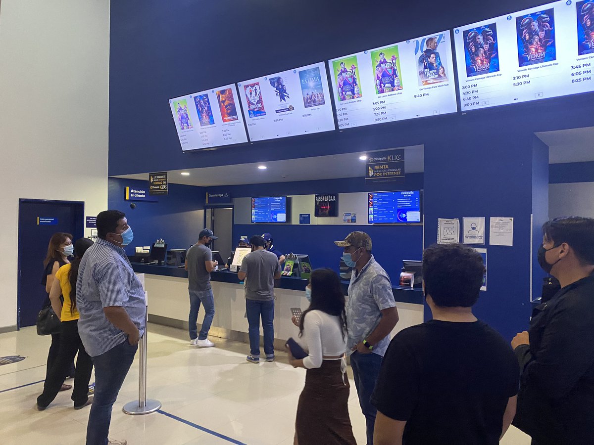 saulmsantos's tweet photo. @Cinepolis fila de más de 60 personas en Plaza Campestre Ciudad Victoria y una sola persona de taquilla. Qué servicio tan tercermundista . https://t.co/8CzdUnBqYY
