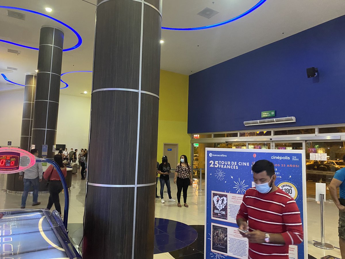 saulmsantos's tweet photo. @Cinepolis fila de más de 60 personas en Plaza Campestre Ciudad Victoria y una sola persona de taquilla. Qué servicio tan tercermundista . https://t.co/8CzdUnBqYY