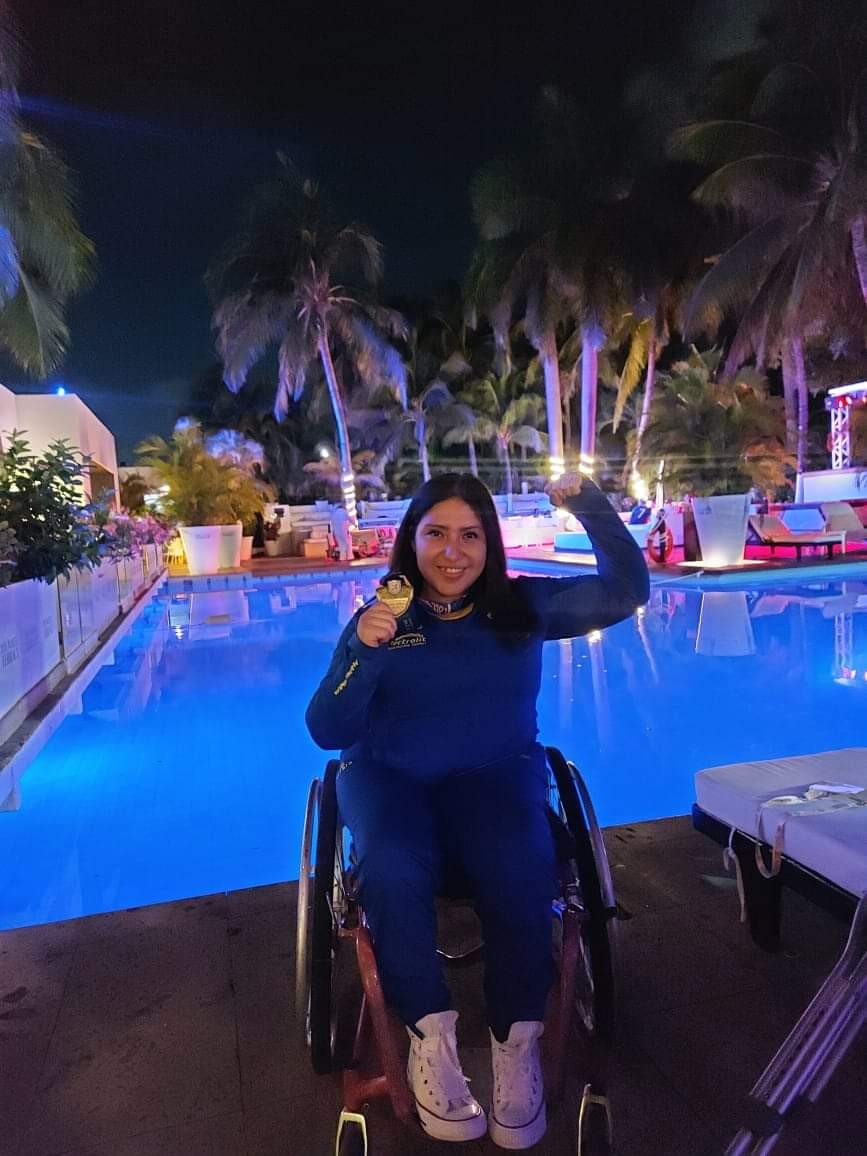 GobJamay's tweet photo. ¡Tenemos Campeona Nacional! 

Fátima se colgó la medalla de oro al levantar 75 kgs en la categoría hasta los 61 kgs.

Hace unos días, Fátima Yazmin Castellanos Rodríguez obtuvo su pase al Mundial de Powerlifting 2021 y hoy, en su participación en la Paranacionales CONADE. https://t.co/Q1aPHt67mN