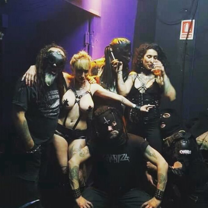 Junto a la gente de Carniza!!🤘🤘 #bdsmlive #show https://t.co/pYRvB83Pmx<a href="/tag/bdsmlive"class="tags">#bdsmlive</a><a href="/tag/show"class="tags">#show</a>