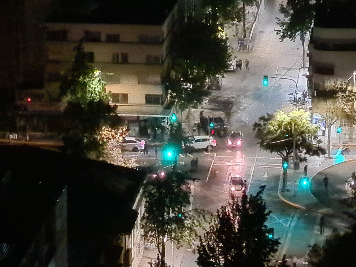 Lleno de autos, contra el tránsito saqueando una farmacia cruz verde en Diagonal Paraguay con Lira. Como si nada @CHVNoticias