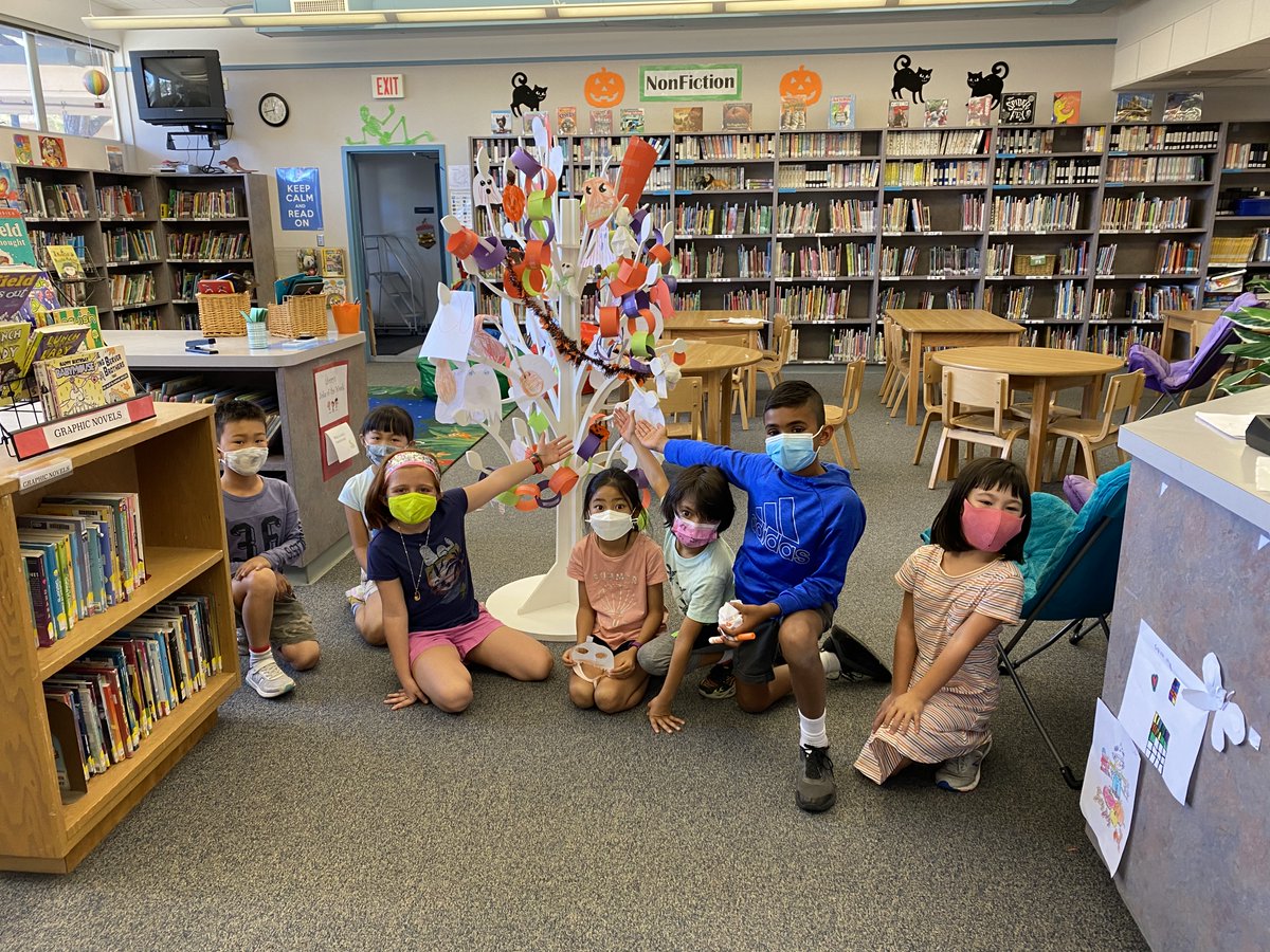 HeatherSCSD's tweet photo. Halloween in the library! 
Heather's Library Club has been busy decorating the library.  Creating ack-o'-lanterns, making costumes for Abe and George, and decorating the tree for Halloween. You can't help but become excited "Trick or Treat"! https://t.co/uSk2PJLKMq