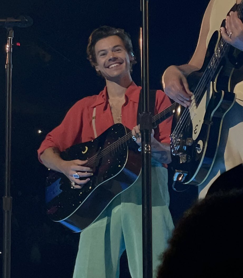 TheHarryNews's tweet photo. Harry on stage in Cleveland 🥺🥰 #LoveOnTourCleveland
Via myheartredheart https://t.co/pwERq7qaVP