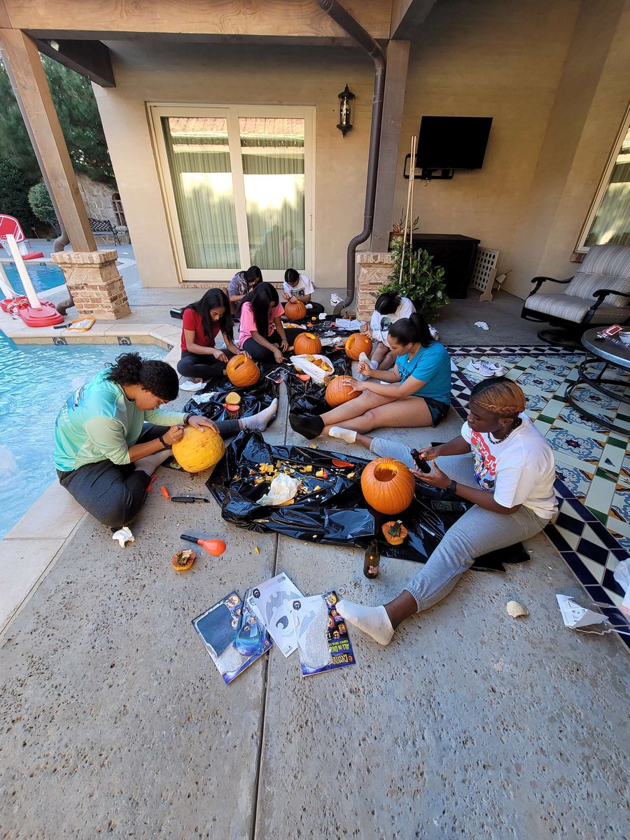 WesternerVB's tweet image. 🎃🤠A little pumpkin carving/painting this past weekend... some fellowship and fright👻 #LHSVB