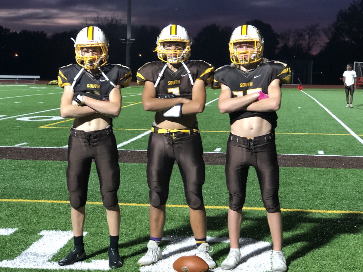 OnMommasMind's tweet photo. Last game of his first year🏈🐾💛
#numberfifteen #sutton #bruins https://t.co/k7WTWflvev
