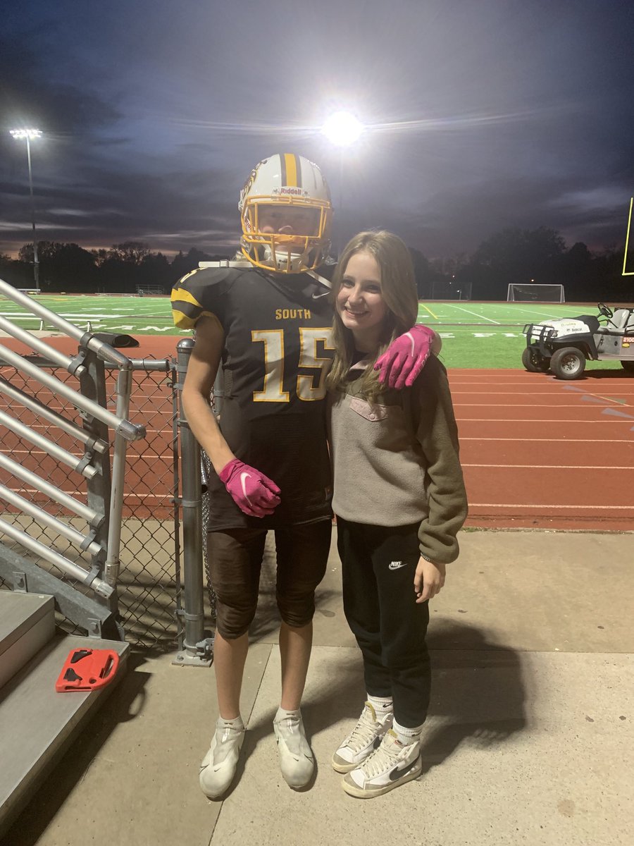 OnMommasMind's tweet photo. Last game of his first year🏈🐾💛
#numberfifteen #sutton #bruins https://t.co/k7WTWflvev