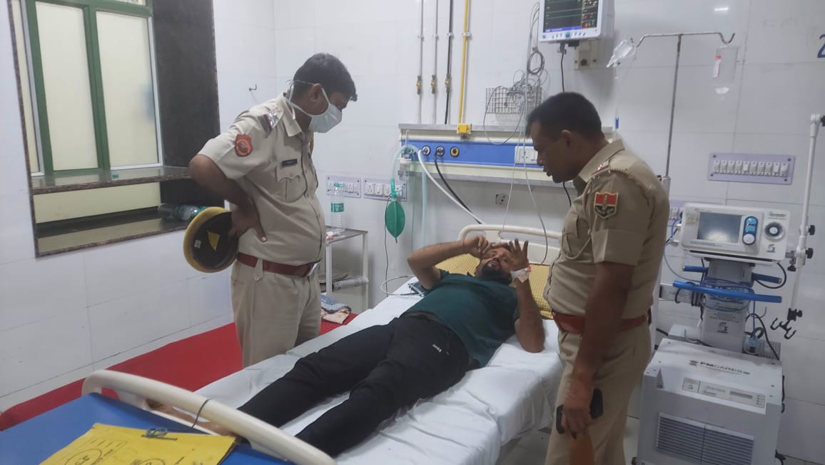 QamarAnchor's tweet photo. #ICU में डॉक्टर तो सुना था, ICU  में #पुलिस पहली बार देखी है, जिस शख्स की हालत नाज़ुक हो, जहां मंत्री स्तर के लोगों को वार्ता करनी चाहिये, वहां पुलिस अपना रौब झाड़े, तो बात गम्भीर हो जाती है।
@TheUpenYadav https://t.co/JKf2G4OzCq